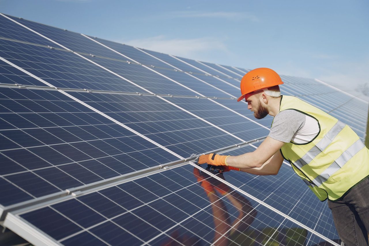 India Solar Module Soiling & Cleaning Strategy 2026: EPC, Water and Yield Guide
